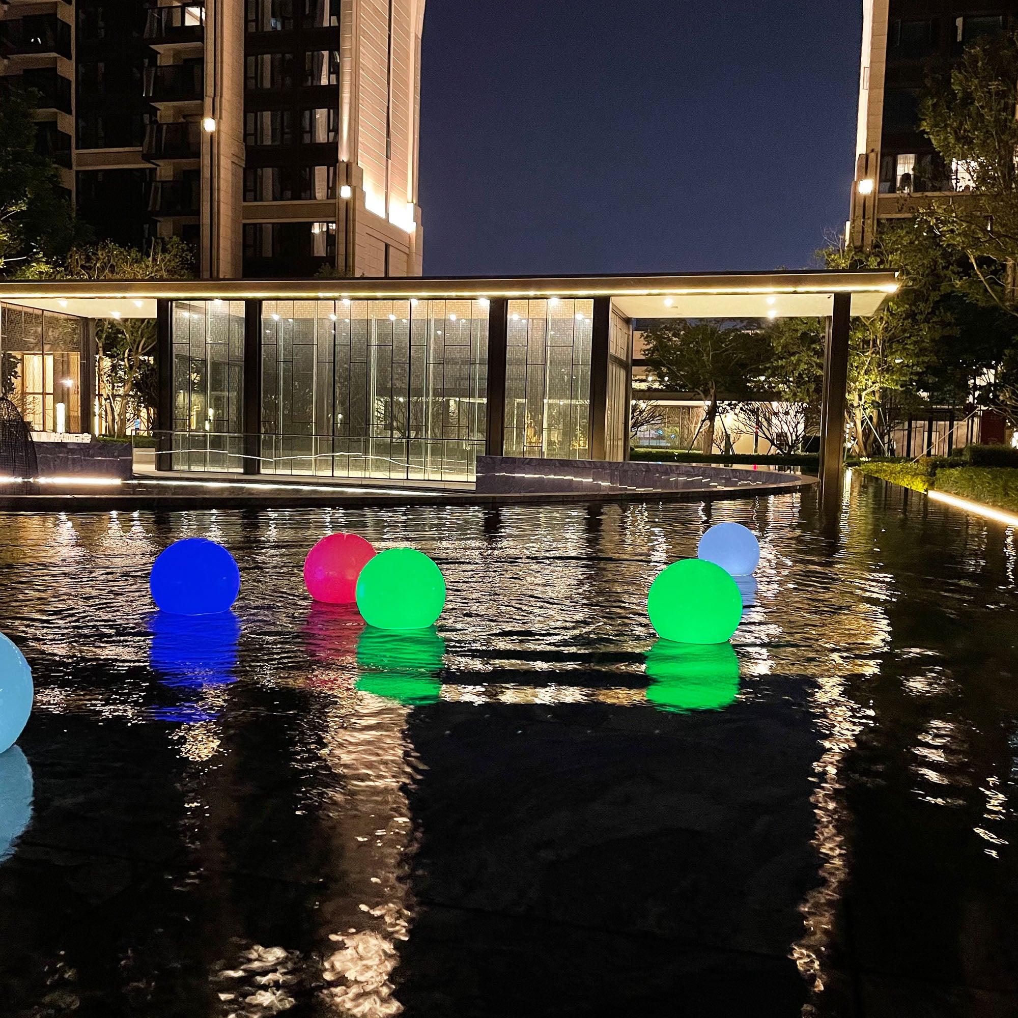 Comment éclairer ma piscine à l'aide de lampes flottantes solaires  ?